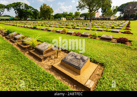 Kanchanaburi, Thailand - Oktober 6, 2019: Kanchanaburi War Cemetery (Don Rak), Friedhof für Soldaten und Gefangenen Alliierten Gefangenen des Zweiten Weltkriegs wh Stockfoto