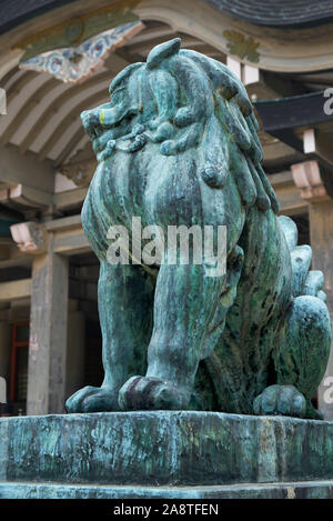 Un-gyo Komainu Lion-Hund mit der Mund geschlossen, bewachen den Eingang der Schrein Hokoku in Osaka Castle. Osaka. Japan Stockfoto