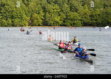 Canoe Racing auf dem River Hamble. Blick von der Mole in River Hamble Country Park. Hasler Finale 2019 Stockfoto