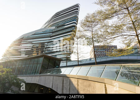 Architektur von Pritzker preisgekrönte Architekt Zaha Hadid, Jockey Club Innovation Tower in Hongkong Stockfoto