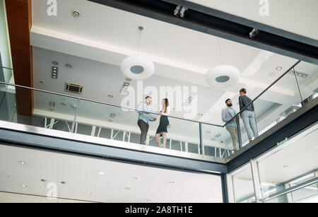 Moderne Unternehmen Menschen zu Fuß auf der Treppe in der Glashalle im Büro Stockfoto