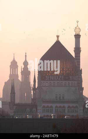 Dresden, Deutschland. 11 Nov, 2019. Die Frauenkirche (L-R), die Katholische Hofkirche und der ehemaligen Fabrikgebäude der Zigarettenfabrik Yenidze als Silhouette bei Sonnenaufgang. Credit: Sebastian Kahnert/dpa-Zentralbild/dpa/Alamy leben Nachrichten Stockfoto