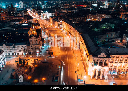 Maidan Nezalezhnosti ist der zentrale Platz der Hauptstadt der Ukraine in der Nacht. Stockfoto