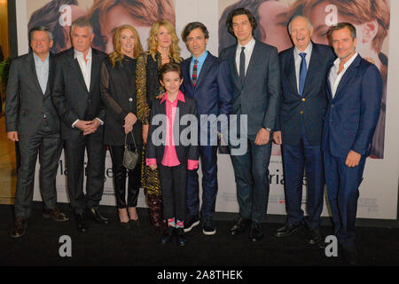 New York, Vereinigte Staaten. 11 Nov, 2019. Ted Sarandos, Ray Liotta, Julie Hagerty, Laura Dern, Azhy Robertson, Noah Baumbach, Adam Treiber, Alan Alda und David Heyman nehmen an der Ehe Geschichte Premiere in Paris Theater in New York City. Credit: SOPA Images Limited/Alamy leben Nachrichten Stockfoto