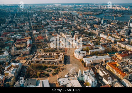 Riesenrad auf Kontraktova Square in Kiew, Ukraine. 23. August 2019: Das Riesenrad in der historischen Altstadt von Kiew auf dem Kontraktova Square auf Pod Stockfoto