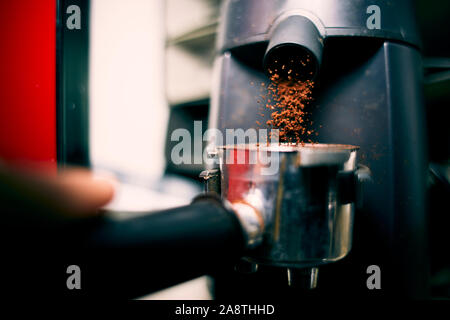 Gemahlener Kaffee in der Mitte eingefroren - air auf dem Weg von der Kaffeemühle in den Filterhalter. Was echten Kaffee Liebhaber nie müde. Stockfoto