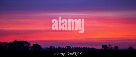 Die farbigen Himmel über der Landschaft Stockfoto