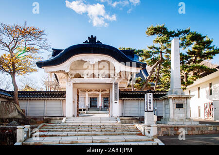 Dez 2, 2018 Hakodate, JAPAN - Otani Hongan-ji Hakodate Betsu-in Tempel weißer Beton Eingangstor. Erste Tempel in Japan, dass durch verstärkte gebaut wurde Stockfoto