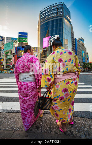 Sumo Ringer in Shibuya Crossing. Shibuya Crossing, der belebtesten Kreuzung in der Welt, Tokio, Japan, Asien Stockfoto