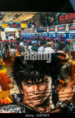 Spieler an einer 'Pachinko' Salon in Shibuya, Tokio, Japan Stockfoto