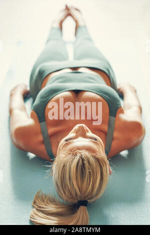 Erwachsene Frau Yoga zu Hause Stockfoto