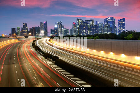 Bewegung der Auto Licht mit Singapur Skyline Skyline bei Sonnenuntergang Stockfoto