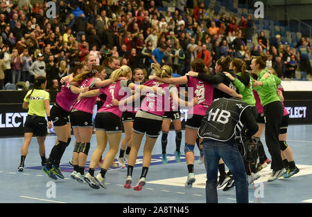 Chomutov, Tschechische Republik. 10 Nov, 2019. Slowenische Spieler feiern nach dem Gewinn der Frauen handball Champions League 5. Runde Gruppe D Match DHK Banik Die meisten vs RK Krim Mercator in Chomutov, Tschechische Republik, 10. November 2019. Credit: Ondrej Hajek/CTK Photo/Alamy leben Nachrichten Stockfoto