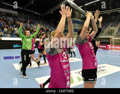 Chomutov, Tschechische Republik. 10 Nov, 2019. Slowenische Spieler (polona Baricova vorne) Danke an die Fans nach dem Gewinn der Frauen handball Champions League 5. Runde Gruppe D Match DHK Banik Die meisten vs RK Krim Mercator in Chomutov, Tschechische Republik, 10. November 2019. Credit: Ondrej Hajek/CTK Photo/Alamy leben Nachrichten Stockfoto