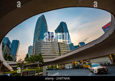 Shinjuku Station. Im Hintergrund Mode Gakuen Cocoon Tower von Kenzo Tange und Noritaka Tange. Bezirk Shinjuku, Tokyo, Japan, Asien Stockfoto