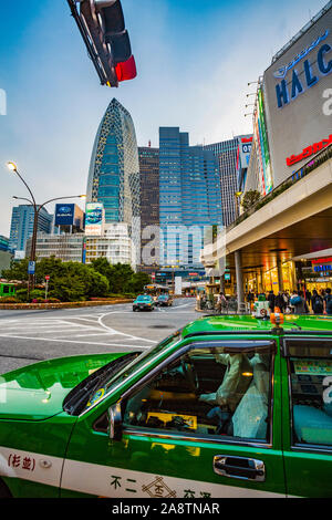 Shinjuku Station. Im Hintergrund Mode Gakuen Cocoon Tower von Kenzo Tange und Noritaka Tange. Bezirk Shinjuku, Tokyo, Japan, Asien Stockfoto
