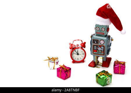 Retro Roboter in einem neuen Jahren hat ist bereit, Weihnachten und das neue Jahr zu erfüllen. Neben dem Roboter sind ein roter Wecker, die fast Mitternacht, und viele Geschenke. C Stockfoto