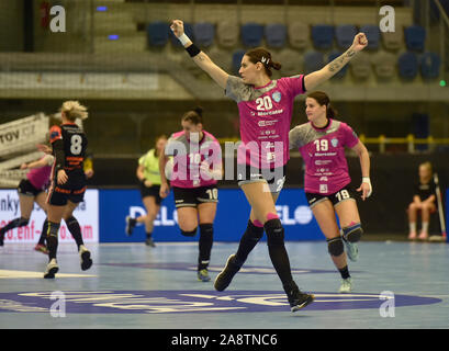 Chomutov, Tschechische Republik. 10 Nov, 2019. Slowenische player Alja Varagic feiert ein Ziel in den Frauen- handball Champions League 5. Runde Gruppe D Match DHK Banik Die meisten vs RK Krim Mercator in Chomutov, Tschechische Republik, 10. November 2019. Credit: Ondrej Hajek/CTK Photo/Alamy leben Nachrichten Stockfoto