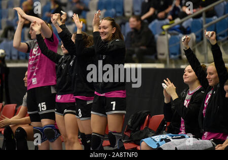 Chomutov, Tschechische Republik. 10 Nov, 2019. Slowenische Spieler feiern ein Ziel in den Frauen- handball Champions League 5. Runde Gruppe D Match DHK Banik Die meisten vs RK Krim Mercator in Chomutov, Tschechische Republik, 10. November 2019. Credit: Ondrej Hajek/CTK Photo/Alamy leben Nachrichten Stockfoto