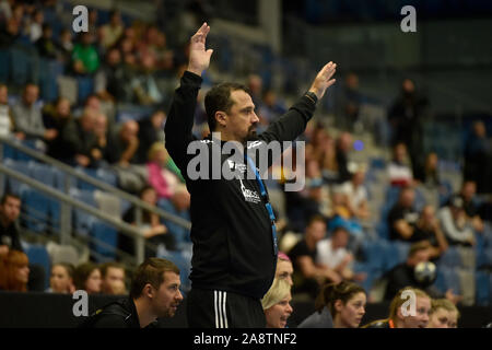 Chomutov, Tschechische Republik. 10 Nov, 2019. Banik's Coach Jiri Tancos reagiert während der Frauen handball Champions League 5. Runde Gruppe D Match DHK Banik Die meisten vs RK Krim Mercator in Chomutov, Tschechische Republik, 10. November 2019. Credit: Ondrej Hajek/CTK Photo/Alamy leben Nachrichten Stockfoto