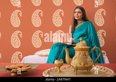 Frau Saree Kaffee zu Hause in Stockfoto