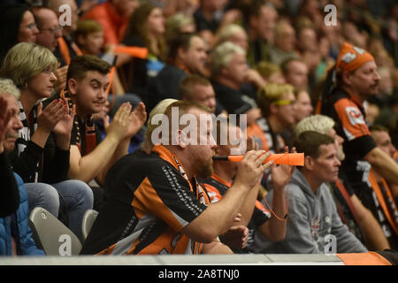 Chomutov, Tschechische Republik. 10 Nov, 2019. Slowenische Fans jubeln Ihre Mannschaft während der Frauen handball Champions League 5. Runde Gruppe D Match DHK Banik Die meisten vs RK Krim Mercator in Chomutov, Tschechische Republik, 10. November 2019. Credit: Ondrej Hajek/CTK Photo/Alamy leben Nachrichten Stockfoto