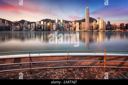 Hongkong, China skyline über den Victoria Harbour. Stockfoto