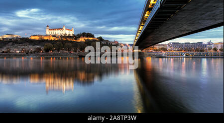 Die Burg von Bratislava mit SNP Bridge bei Nacht, Slowakei Stockfoto