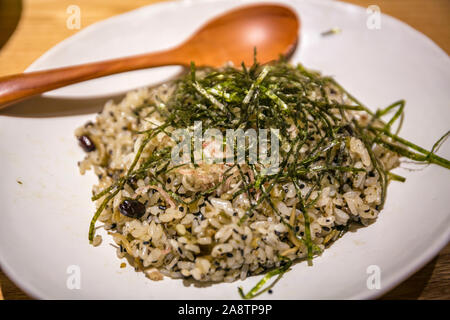 Rühren gebratene von Korn und Blatt Senf. EN japanischen Brasserie. Shinagawa. Tokio. Japan Stockfoto