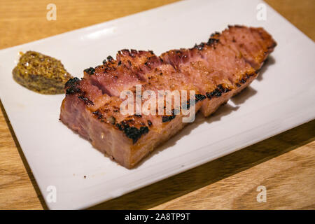 Gegrilltes von dicken Schinken mit Willen Lees. EN japanischen Brasserie. Shinagawa. Tokio. Japan Stockfoto