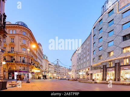 Wien, Österreich, 1. DEZEMBER 2015: Bohrung Dreifaltigkeitssäule und Graben Straße von Wien in Österreich mit Weihnachten Dekoration in der Straße Stockfoto