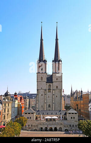 Halle/Saale, Germany-August 24, 2019: Westside aus der Halle Markt mit Unterstation und St. Mary's Church Stockfoto