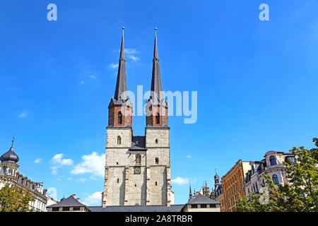 Halle/Saale, Germany-August 24, 2019: Westside aus der Halle Markt mit Unterstation und St. Mary's Church Stockfoto