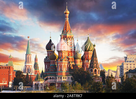 Moskau, Russland - Red Square View der Basilius-kathedrale am Sonnenaufgang, niemand Stockfoto
