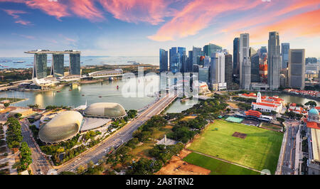 Luftbild des bewölkten Himmel an der Marina Bay in Singapur Skyline der Stadt. Stockfoto