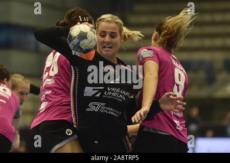 Chomutov, Tschechische Republik. 10 Nov, 2019. Michaela Borovska der meisten, Mitte, in Aktion während der Frauen handball Champions League 5. Runde Gruppe D Match DHK Banik Die meisten vs RK Krim Mercator in Chomutov, Tschechische Republik, 10. November 2019. Credit: Ondrej Hajek/CTK Photo/Alamy leben Nachrichten Stockfoto