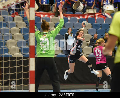 Chomutov, Tschechische Republik. 10 Nov, 2019. Antonija Mamic der Krim, Links, und Dominika Zachova der meisten in Aktion während der Frauen handball Champions League 5. Runde Gruppe D Match DHK Banik Die meisten vs RK Krim Mercator in Chomutov, Tschechische Republik, 10. November 2019. Credit: Ondrej Hajek/CTK Photo/Alamy leben Nachrichten Stockfoto