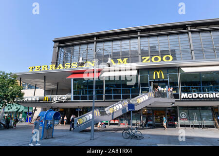 Terrassen am Zoo, McDonald's, Bahnhof Zoo Schloss Charlottenburg Berlin Deutschland Stockfoto