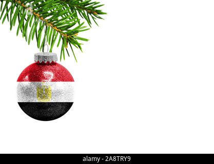 Glas Christmas Ball Spielzeug auf weißem Hintergrund mit der Flagge von Ägypten Stockfoto