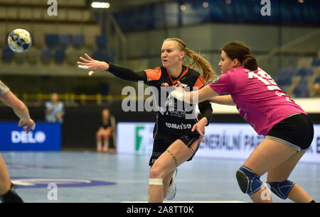 Chomutov, Tschechische Republik. 10 Nov, 2019. Petra Manakova der meisten, Links, und Natasa Ljepoja der Krim in Aktion während der Frauen handball Champions League 5. Runde Gruppe D Match DHK Banik Die meisten vs RK Krim Mercator in Chomutov, Tschechische Republik, 10. November 2019. Credit: Ondrej Hajek/CTK Photo/Alamy leben Nachrichten Stockfoto