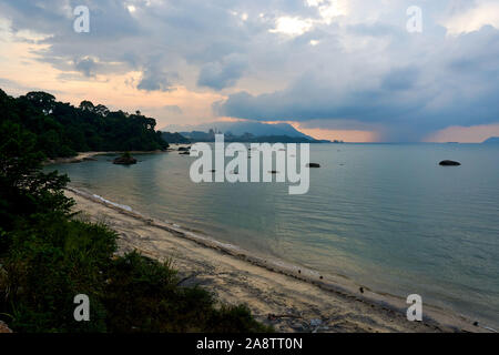 LANGKAWI, MALAYSIA - Oktober 15.2019: Sunste am schwarzen Sandstrand auf der Insel Langkawi. Stockfoto