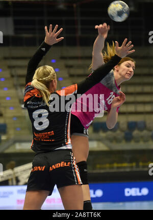 Chomutov, Tschechische Republik. 10 Nov, 2019. Michaela Borovska der meisten, Links, und Nina Zulic der Krim in Aktion während der Frauen handball Champions League 5. Runde Gruppe D Match DHK Banik Die meisten vs RK Krim Mercator in Chomutov, Tschechische Republik, 10. November 2019. Credit: Ondrej Hajek/CTK Photo/Alamy leben Nachrichten Stockfoto