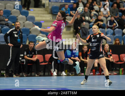 Chomutov, Tschechische Republik. 10 Nov, 2019. Natasa Ljepoja der Krim, Links, und Adela Striskova der meisten in Aktion während der Frauen handball Champions League 5. Runde Gruppe D Match DHK Banik Die meisten vs RK Krim Mercator in Chomutov, Tschechische Republik, 10. November 2019. Credit: Ondrej Hajek/CTK Photo/Alamy leben Nachrichten Stockfoto