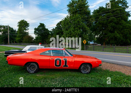 Tennessee, USA - 26. Juni 2014: Repliken der General Lee Ladegerät und der Sheriff auto, aus der TV-Serie Die Herzöge von Hazzard, zusammen geparkt Stockfoto