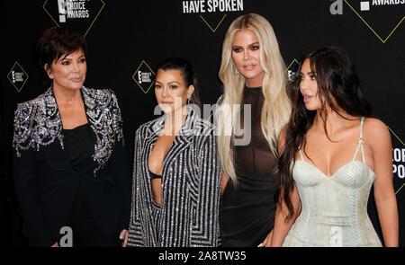 Santa Monica, USA. 10. November 2019. Kris Jenner, Kourtney Kardashian, Khloe Kardashian und Kim Kardashian West nehmen an der 2019 E! Der Menschen Choice Awards an Barker Hangar am 10. November 2019 in Santa Monica, Kalifornien. Foto: imageSPACE/MediaPunch Credit: MediaPunch Inc/Alamy leben Nachrichten Stockfoto