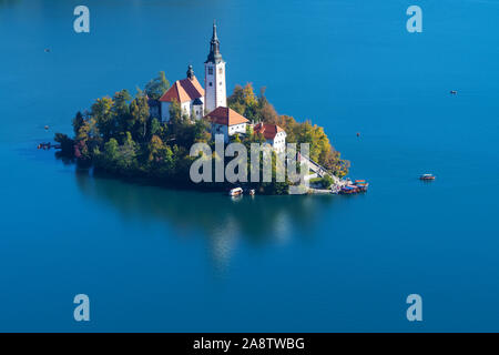 Luftaufnahme der Insel mit einer Kirche der Himmelfahrt der Maria auf See in Slowenien Bled. Sehenswürdigkeiten, Reisen, Tourismus und die Schönheit der Natur Konzepte