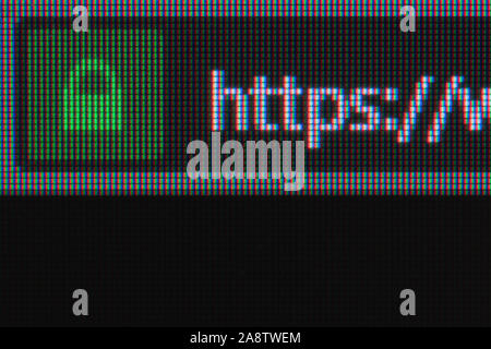 Extreme Nahaufnahme auf dem LCD-Bildschirm mit https Vorhängeschloss und URL-Leiste. Internet Security, SSL-Zertifikat, Cybersecurity, Suchmaschine und Web-browser-Konzept Stockfoto