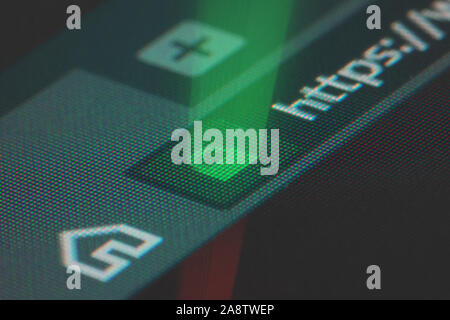 Web Browser closeup auf dem LCD-Bildschirm mit flachen Fokus mit Licht über https Vorhängeschloss. Internet Security, SSL-Zertifikat und der Cybersicherheit Stockfoto