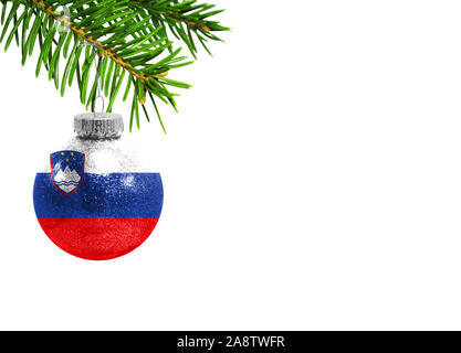 Glas Christmas Ball Spielzeug auf weißem Hintergrund mit der Flagge von Slowenien isoliert Stockfoto