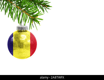 Glas Christmas Ball Spielzeug auf weißem Hintergrund mit der Flagge Rumäniens isoliert Stockfoto